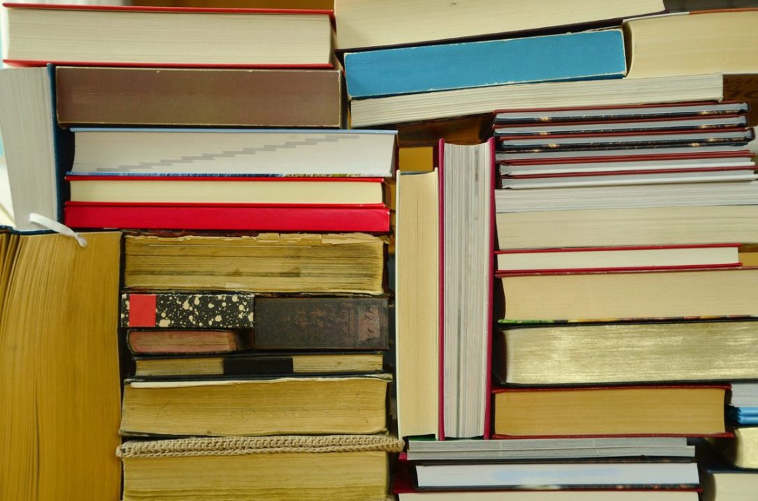 Bücher in Stapeln