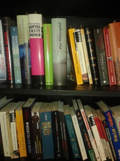 Buch-Verschenkregal in Cafe TUNNEL.