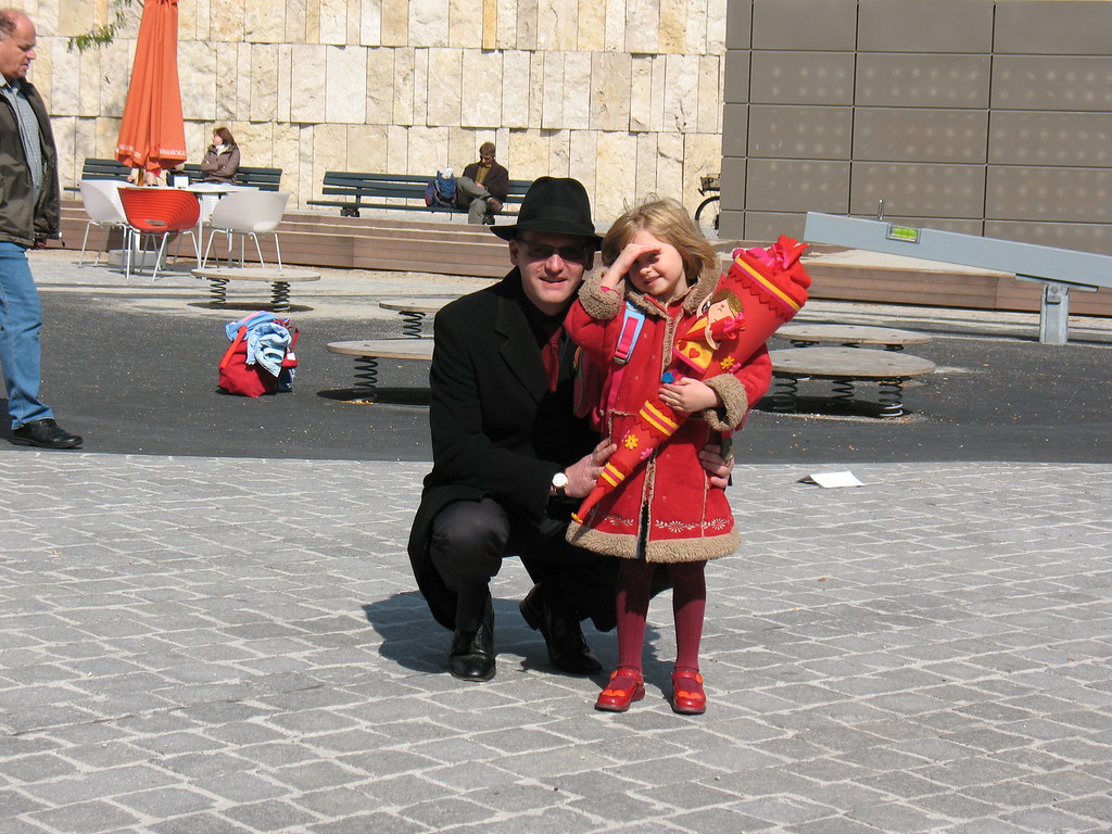 Aaliyah und ich vor der Synagoge Jakobsplatz in München