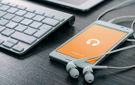 Musik - Computer - Handy - Computer - Streaming - Kopfhörer - Glarean Magazin