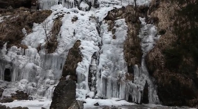 Eiskastell - Vereister Wasserfall im Winter - Glarean Magazin