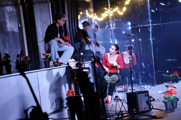 MaximGorkiTheater schwimmen lernen1 700 Thomas Aurin