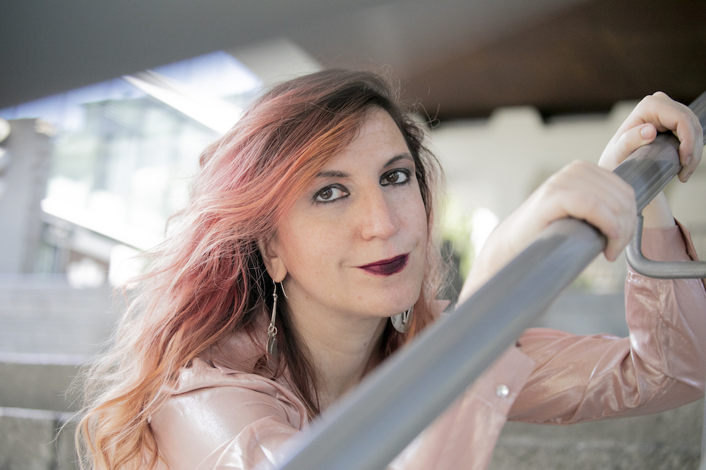 Preisträgerin María Velasco. Sie wurde für ihr Stück "Ich will die Menschen ausroden von der Erde" ausgezeichnet. Den Preis widmete sie ihrer Übersetzerin Franziska Muche © Theater Heidelberg