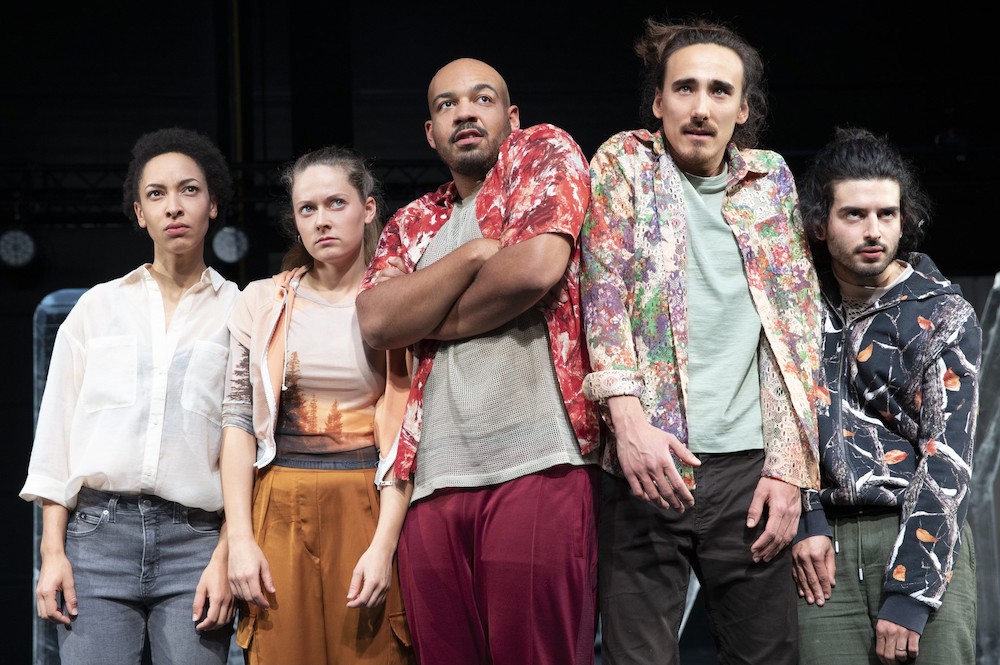 "Krummer Hund": Jessica Cuna, Claudia Kornes, Kofo Wahlen, Tenzin Chaney Kölsch, Nicolas Sideropulos © Sinje Hassender