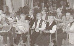 Musik als Beitrag zur Lebensbewältigung: Senioren-Gruppe beim Spiel mit Rhythmus-Instrumenten