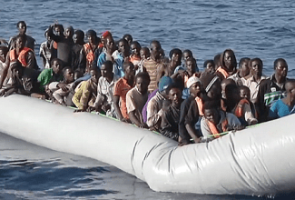"Flüchtlinge werden nicht angenommen, sondern geduldet; sie werden nicht in die Gemeinschaft integriert, sondern ausgegrenzt" (Peter Fahr). Bild: Flüchtlinge aus Eritrea während ihrer selbstmörderischen Bootsfahrt übers Mittelmeer nach Europa