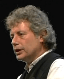 Geb. 1958 in Turin, Studium der Philosophie und Musikwissenschaft, anschliessend in der Werbebranche sowie als Journalist, Schriftsteller und Herausgeber tätig, mehrfach mit Preisen ausgezeichnet: Alessandro Baricco