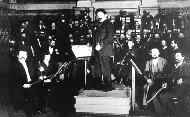 Spielte als erster Beethovens Fünfte auf Tonträger ein: Dirigent Arthur Nikisch mit den Berliner Philharmonikern 1913 Spielte als erster Beethovens Fünfte auf Tonträger ein: Dirigent Arthur Nikisch mit den Berliner Philharmonikern 1913