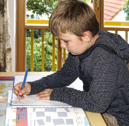 Schulkinder - Bildungssystem - Hausaufgaben - Schulfächer - Schreiben lernen - Glarean Magazin