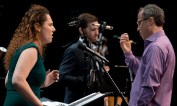Sopranistin Annika Socolofsky, Bariton John Daugherty und Alan Miller (Dirigent des Ensemble Dogs of Desire) performen im Wechsel von instrumentalen und vokalen Songs