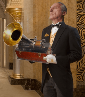 Collage von Peter Biro - Butler mit Phonograph - Glarean Magazin Collage von Peter Biro - Butler mit Phonograph - Glarean Magazin