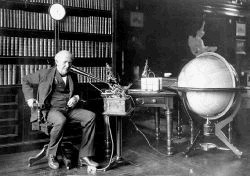 Thomas A. Edison diktiert in seinen Phonographen (1877)