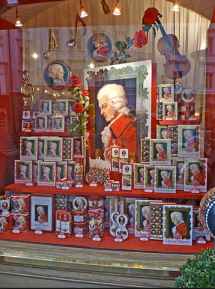 Salzburger Schaufenster mit Devotionalien - Mozart-Kugeln - Mozart-Taler - Mozart-Rosen - Mozart-Heiligenbild