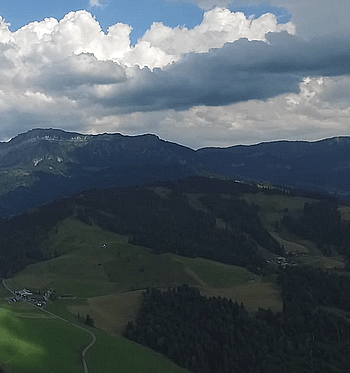 Wolken über der Rengg-Landschaft im Entlebuch (Glarean Magazin)