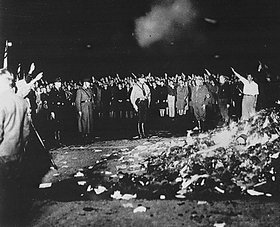 Frühjahr 1933: In allen Städten verbrennt Deutschland die Werke seiner besten Dichter und Denker Frühjahr 1933: In allen Städten verbrennt Deutschland die Werke seiner besten Dichter und Denker