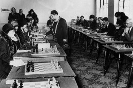 Schach-Weltmeisterin Vera Menchik beim Simultan-Spiel (auch gegen Frauen...)