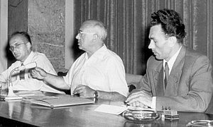 Berlin, Juli 1955: Aufbau-Verlags-Leiter Janka (r.) an einer Pressekonferenz mit DDR-Kulturminister Johannes R. Becher (Mitte) und dessen persönlichem Referenten K. Tümmler