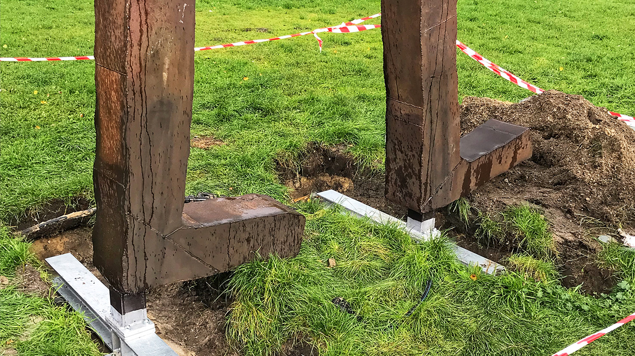 Die Füße der restaurierten Skulptur «Räuberrad» von Bert Neumann aus dem Bühnenbild der Inszenierung von «Die Räuber» von Frank Castorf an der Volksbühne am Rosa-Luxemburg-Platz am 24. September 2018, als diese wieder auf dem Platz vor dem Theater aufgestellt wurde. | Foto: Norbert Bayer