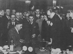 Amateur Max Euwe (sitzend) gewinnt 1935 gegen das Schachgenie Alexander Aljechin (stehend) den Weltmeister-Titel