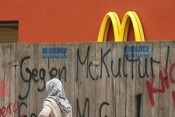 Kulturelle Grenzüberschreitung durch omnipräsentes McDonald's? Kulturelle Grenzüberschreitung durch omnipräsentes McDonald's?