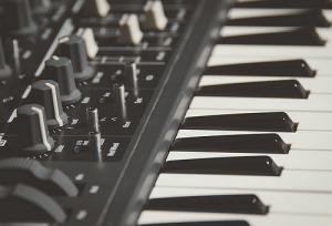 Zeitgenössische Musik - Elektronische Musik - Schalt-Mischpult - Klaviertastatur - Glarean Magazin