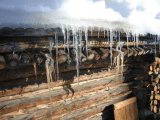 Eiszapfen am Dach mit Sonne im Winter - Glarean Magazin