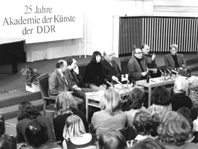 Gruppenbild mit Dame - Schriftstellerlesung in Berlin (DDR) mit Sarah Kirsch - Glarean Magazin