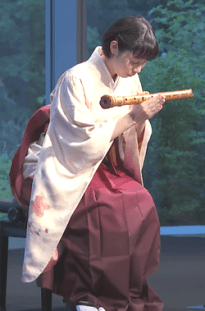 Japanische Musikerin mit der Bambusflöte Shakuhachi - Glarean Magazin Japanische Musikerin mit der Bambusflöte Shakuhachi - Glarean Magazin