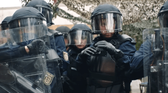und morgen die ganze Welt - Film-Rezension - Polizei-Szene - Glarean Magazin und morgen die ganze Welt - Film-Rezension - Polizei-Szene - Glarean Magazin