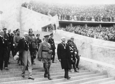 Willkommene PR-Bühne für Nazi-Deutschland: Die Berliner Sommer-Olympiade 1936 (Einmarsch zur Eröffnungsfeier, im Vordergrund Hitler, links IOC-Präsident Baillet-Latour, rechts OK-Präsident Theodor Lewald)