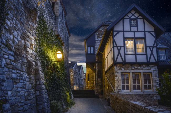 Weihnachtsgruss 2020 des Glarean Magazin - Nachtszene mit Häusern, Himmel, Laternen-Licht