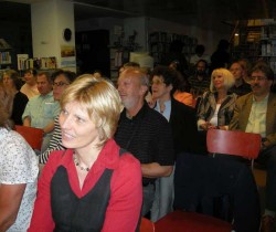 Das Publikum verfolgt interessiert die Lesungen.