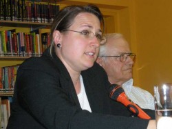 Esther Schmidt liest aus ihrem Text. Ihr zur Seite Markus Dosch.