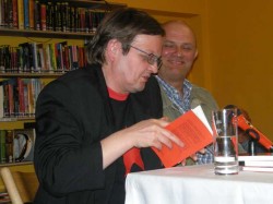 Gerald Grassl liest aus seinem Text.