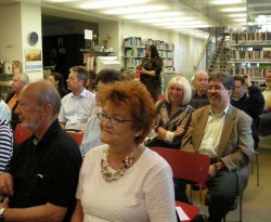 Das Publikum amüsiert sich bei der Darbietung des Augustin Chors 