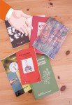 Zuletzt treffen wir eine Auswahl an Büchern und befüllen damit die Fleischwolf-Geschenktasche. Zuletzt treffen wir eine Auswahl an Büchern und befüllen damit die Fleischwolf-Geschenktasche.