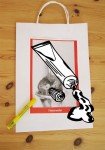 Nun kleben wir das Fleischwolfbild auf die Papiertasche. Nun kleben wir das Fleischwolfbild auf die Papiertasche.