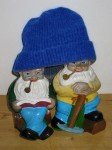 Herr Zwerg und Herr Zwerg mit einer blauen Mütze anlässlich des Blue Beanie Day.