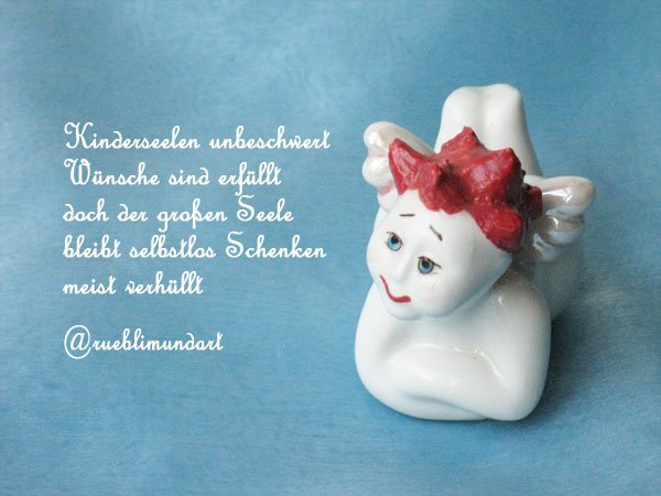Adventkalender elftes Fenster Engerl mit rotem Haar auf blauem Grund und ein weihnachtlicher Tweet