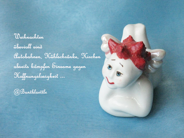 "Duftender Doppelpunkt" Adventkalender viertes Fenster Weißes Porzellanengerl mir roten Haaren auf blauem Hintergrund und einem Tweet von @Buntblaettle