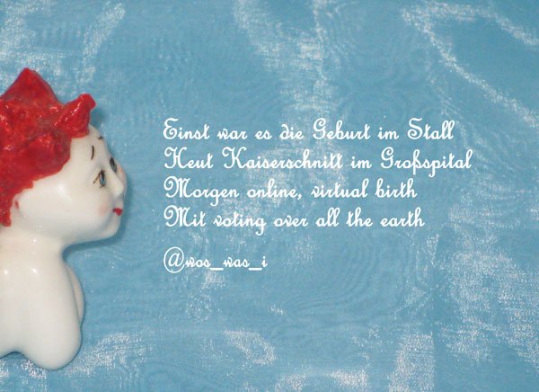 Adventkalender des Literaturblogs "Duftender Doppelpunkt" fünfzehntes Fenster Rothaariges Engerl aus weißem Porzellan auf blauem Hintergrund und ein weihnachtlicher Tweet