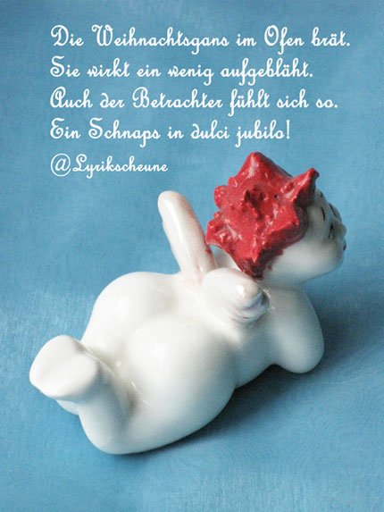 Adventkalender des Literaturblogs "Duftender Doppelpunkt" zweiundzwanzigstes Fenster Rothaariges Engerl aus weißem Porzellan auf blauem Hintergrund und ein weihnachtlicher Tweet