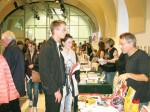 BuchQuartier im Vordergrund der Stand der Jungen Welt