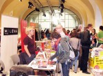BuchQuartier im Vordergrund der Stand des Milena Verlages