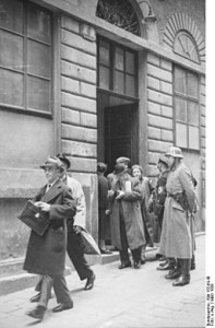 Bundesarchiv_Bild_152-64-40,_Wien,_SS-Razzia_bei_jüdischer_Gemeinde