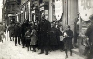 Wien - Brotverkauf Thaliastraße. Copyright: Wienbibliothek Wien: Brotverkauf in der Thaliastraße, WM
