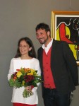 Petra Öllinger und Bezirksvorsteher Markus Rumelhart bei der symbolischen Überreichung des Stipendiums