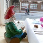 Ein Lesezwerg in der Buchhandlung