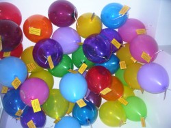 Die Luftballons warten auf ihren Ausflug.