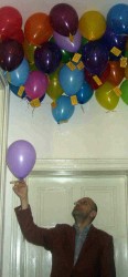 Georg Schober beim Pflücken der Luftballons.
